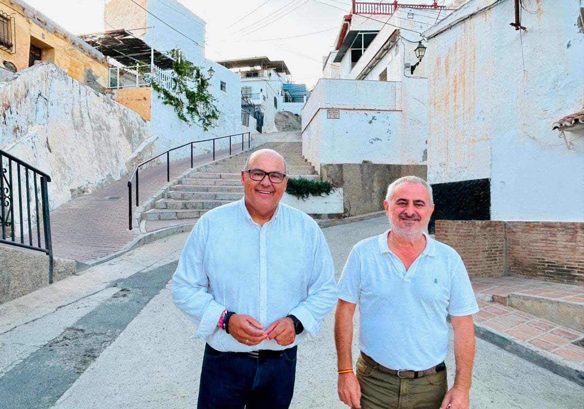 El alcalde y el edil de Infraestructuras, en una de las calles en las que se actuará.