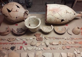 En la excavación aparecieron numerosos restos de recipientes casi completos, sobre todo romanos.