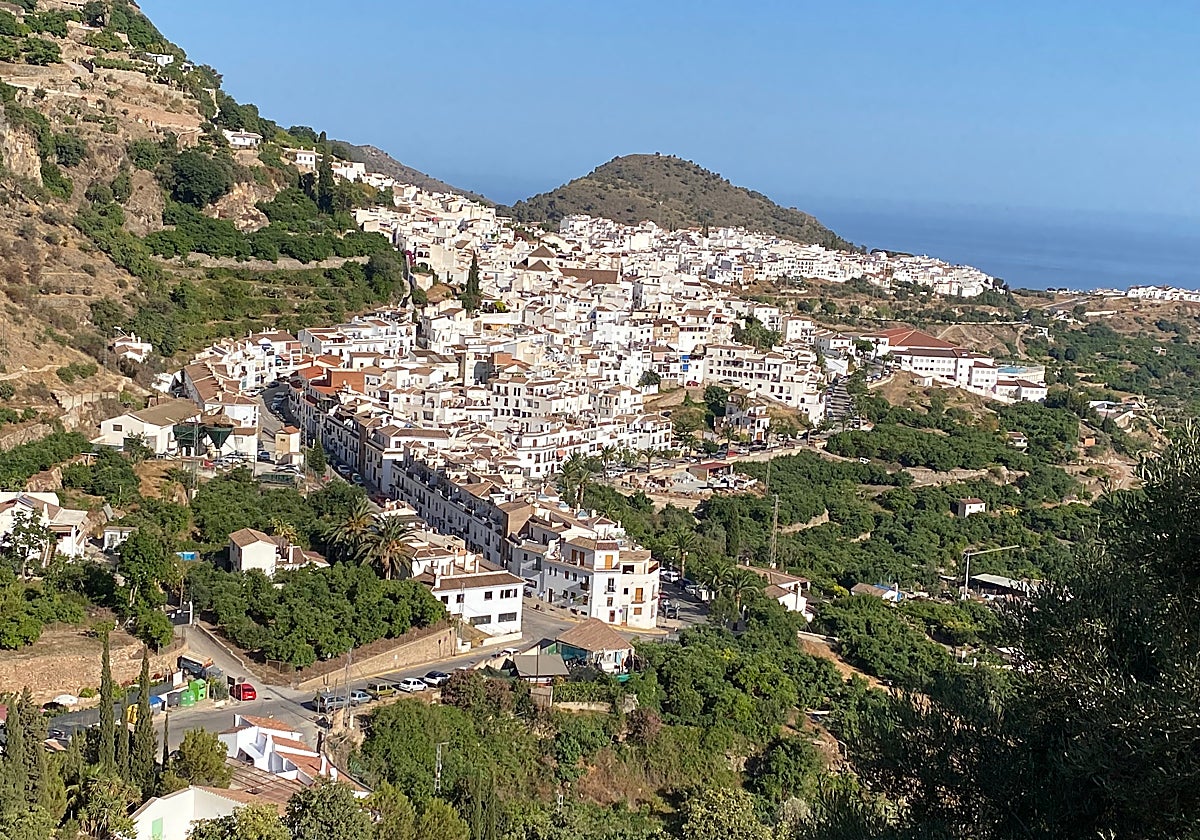 Vista panorámica del casco urbano de Frigiliana, con numerosas viviendas rurales diseminadas.