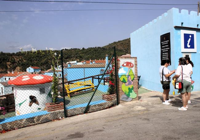 El Punto de Información Turística se sitúa junto al acceso al pueblo por la carretera de San Pedro.