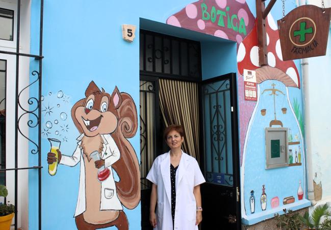 Pilar Tabuyo, la farmacéutica del pueblo, ha redactando un cuento infantil que promociona la lodalidad.