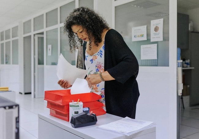 Alba Luz Callejas, beneficiaria del programa Incorpora, se formó como operaria de logística.