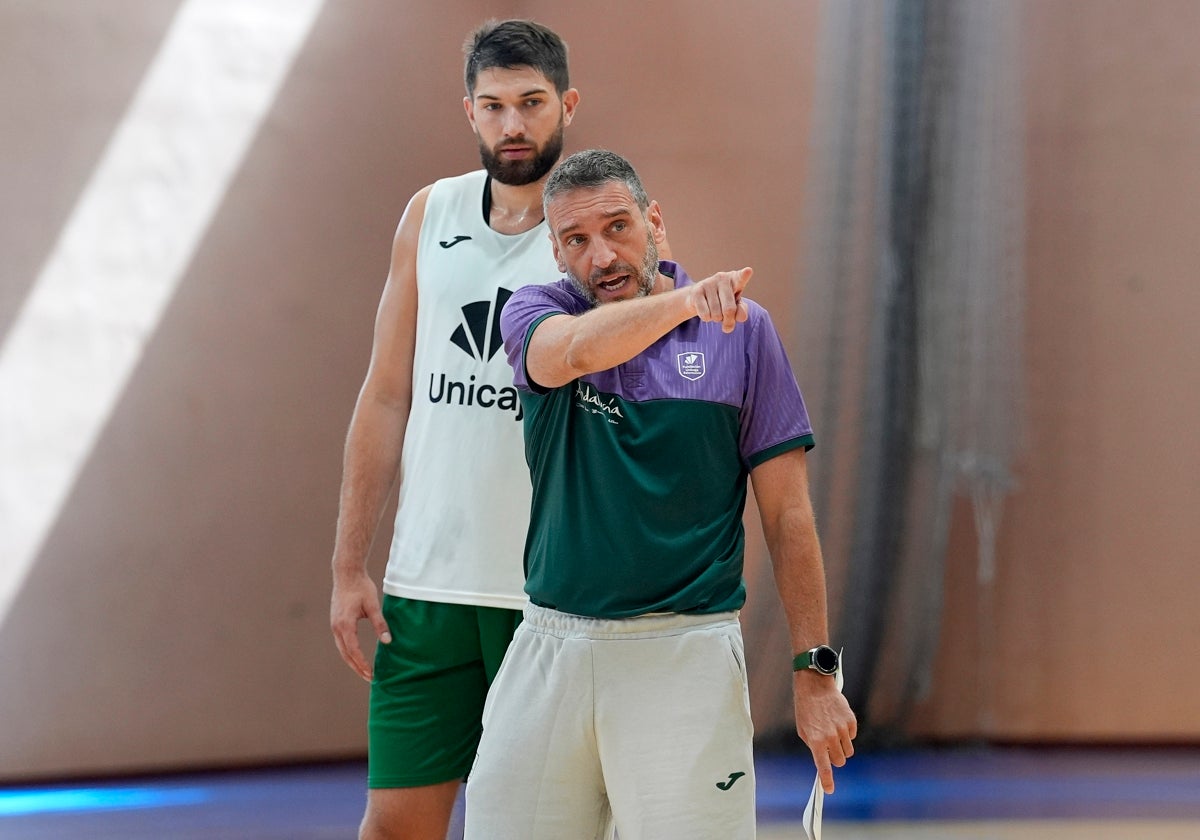 Killian Tillie, atenta a las indicaciones de Ibon Navarro en el entrenamiento de ayer.