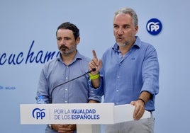 Elias Bendodo y José Ramón Carmona, en la sede del PP de Málaga.