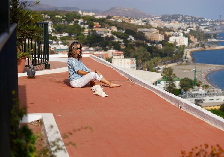 Desde la terraza de Duda se ve una panorámica del mar desde La Araña hasta La Farola.