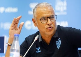 Sergio Pellicer, con gafas en la rueda de prensa ofrecida este viernes en la sala de prensa Juan Cortés de La Rosaleda.