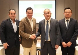 Juanma Moreno, con el empresario malagueño Javier Romero (izquierda) y dos representantes de Sermatec, hoy en China.