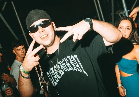 Quevedo vistiendo una camiseta de Blackburial en uno de sus conciertos.