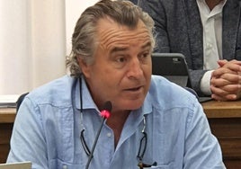 Miguel Alba Trujilo, en su biblioteca.