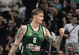 Balcerowski celebra una canasta con el Panathinaikos la pasada temporada.