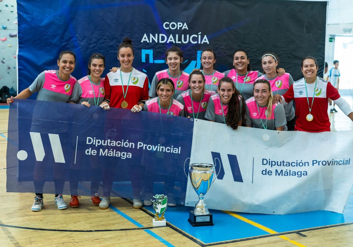 Imagen principal - El Nueces de Ronda Atlético Torcal levanta su cuarta Copa de Andalucía consecutiva