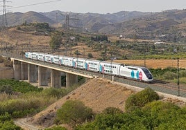 Un tren de Ouigo, llegando a Málaga durante la fase de pruebas finales de marcha.