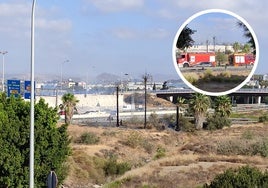 La imagen muestra dos vehículos de bomberos en la zona del incendio.