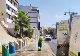 Trabajador de la limpieza en las calles de Fuengirola.