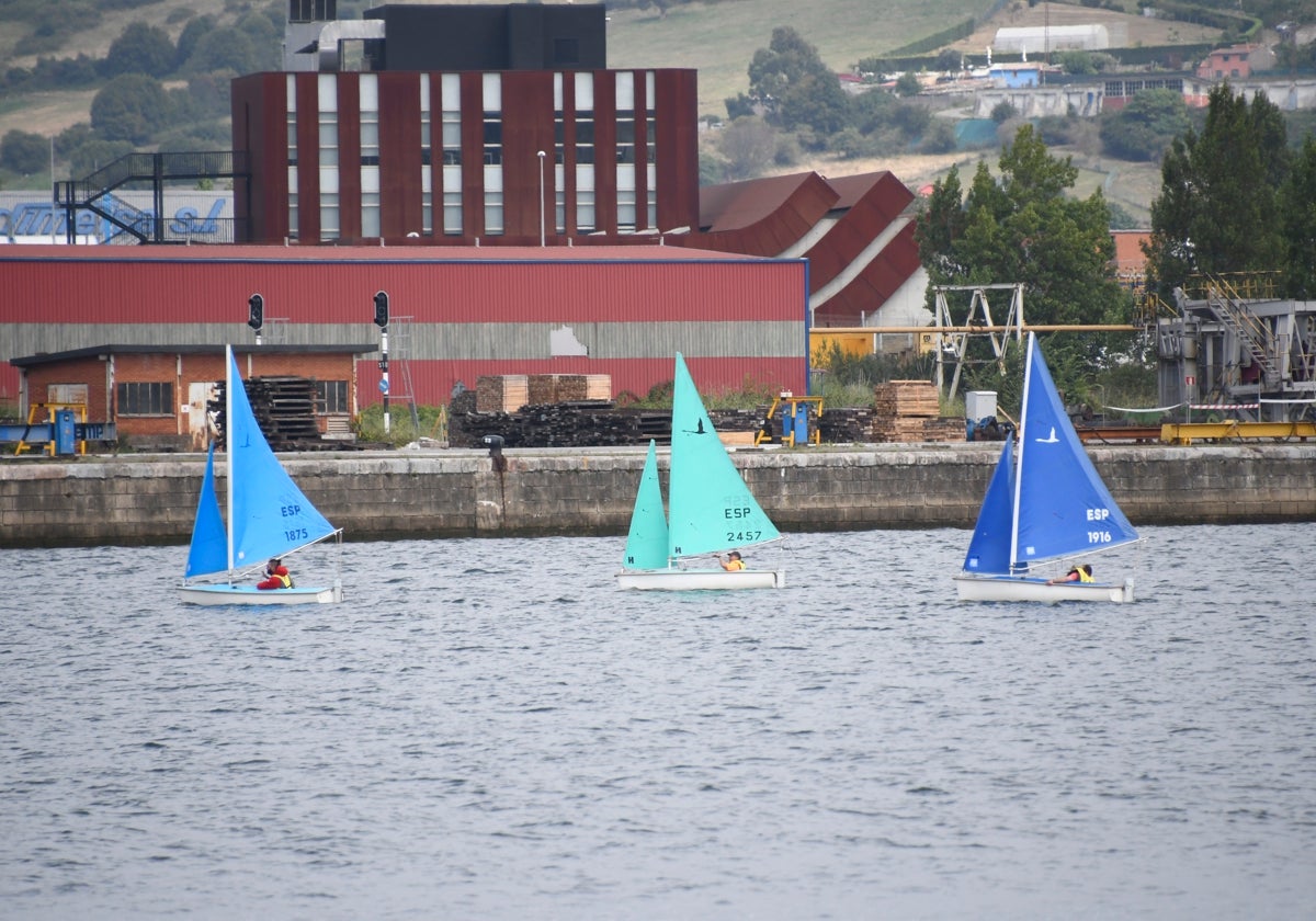 Regata de vela en la ría de Avilés.