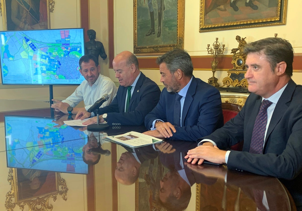 El teniente de alcalde Alberto Arana, Francisco Reguera de Unicaja Banco, el alcalde Manuel Barón, y Manuel Artacho también de la entidad financiera