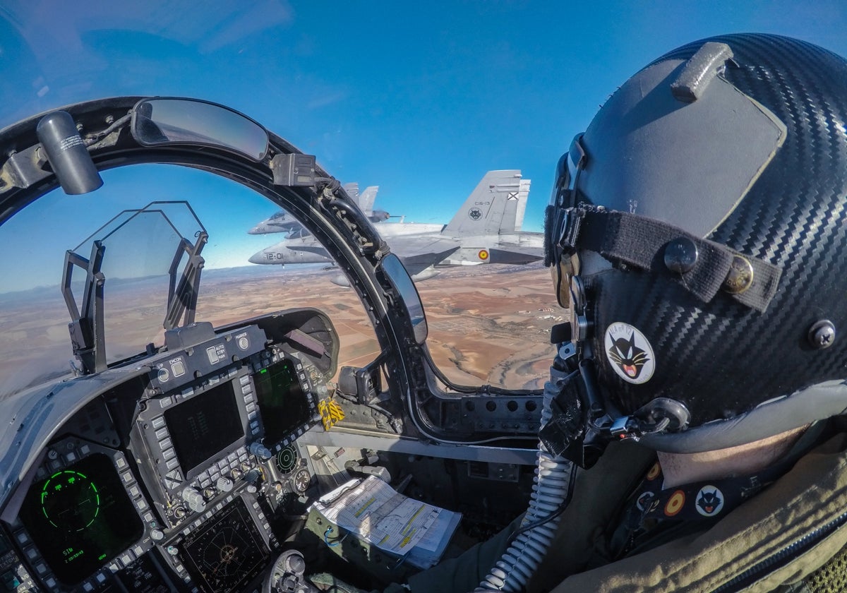 Formación de tres aeronaves del Ejército del Aire y del Espacio, vista desde la cabina de un FA 18 Hornet.