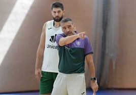 Tillie atiende las indicaciones de Ibon Navarro durante un entrenamiento.