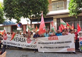 Protesta de trabajadores de las ITV ante la sede de la Consejería de Industria, Energía y Minas de la Junta.