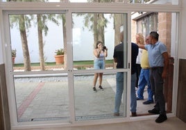 Visita al tanatorio del alcalde y responsables del servicio.