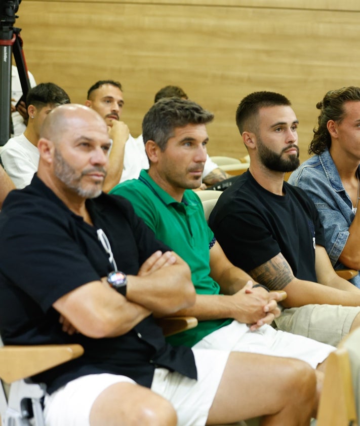 Imagen secundaria 2 - Familiares del jugador; Muñoz y Pellicer felicitando al propio Izan Merino, y técnicos y compañeros del filial, en el acto de este jueves.