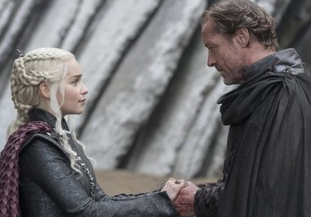 Emilia Clarke y Iain Glen, en una escena de 'Juego de Tronos'.