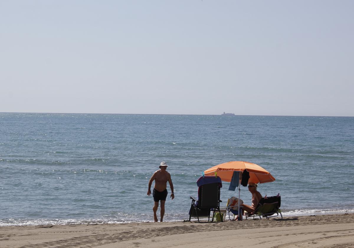 Bañistas en La Carihuela.