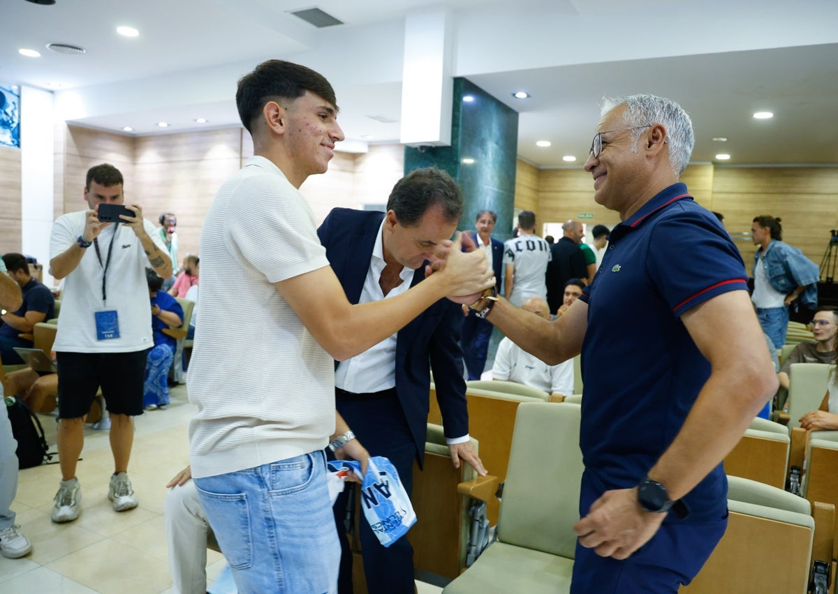 Imagen secundaria 1 - Familiares del jugador; Muñoz y Pellicer felicitando al propio Izan Merino, y técnicos y compañeros del filial, en el acto de este jueves.