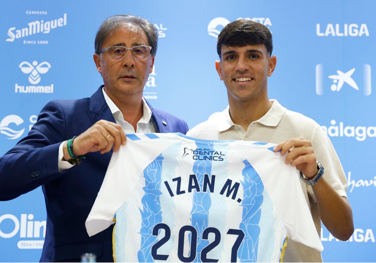 Loren Juarros e Izan Merino, con la camiseta conmemorativa del acuerdo de renovación.