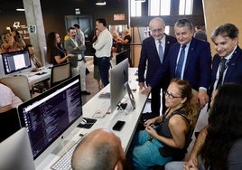 De la Torre, Antonio Sanz y Luis Prendes, con alumnos de 42 Telefónica.