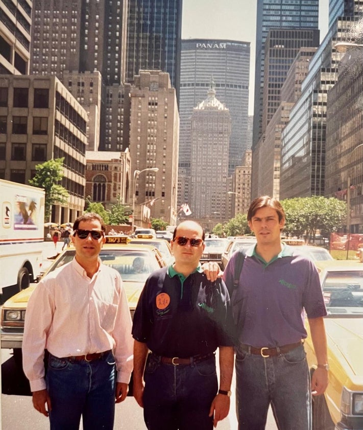 Imagen secundaria 2 - En la primera imagen, la plantilla del Mayoral con destino a Calgary. En la segunda, uno de los equipos que compitió en Estados Unidos. Abajo, Javier Imbroda, Pedro Ramírez y Juanma Rodríguez, en Nueva York. 