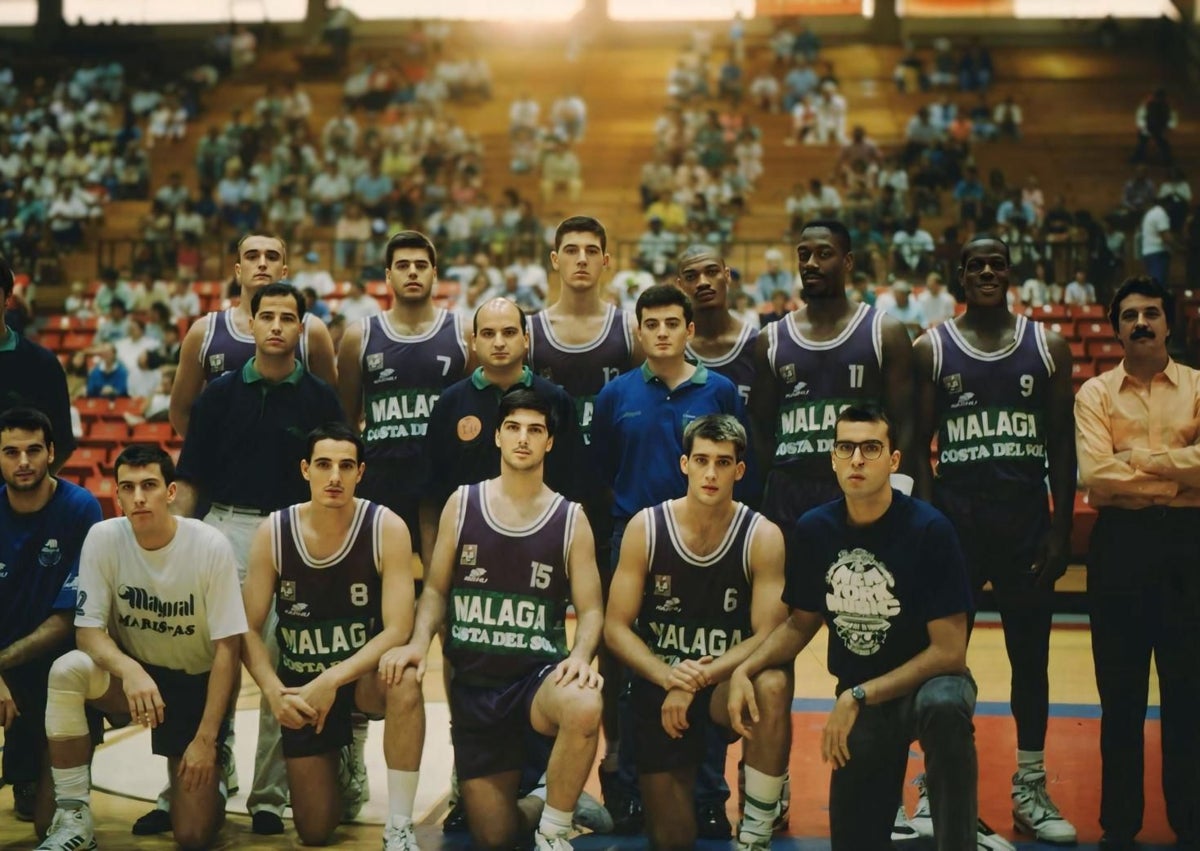 Imagen secundaria 1 - En la primera imagen, la plantilla del Mayoral con destino a Calgary. En la segunda, uno de los equipos que compitió en Estados Unidos. Abajo, Javier Imbroda, Pedro Ramírez y Juanma Rodríguez, en Nueva York. 