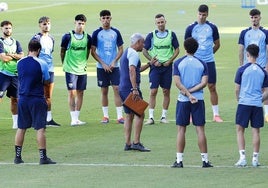 Pellicer se dirige al grupo (se ve al lateral marbellí del filial David Márquez y al recién regresado Ochoa, de espaldas) en la sesión vespertina de trabajo de ayer.