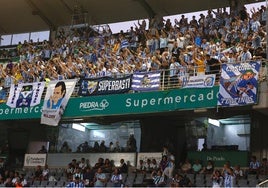 La afición del Málaga en el partido frente al Córdoba en el Nuevo Arcángel.