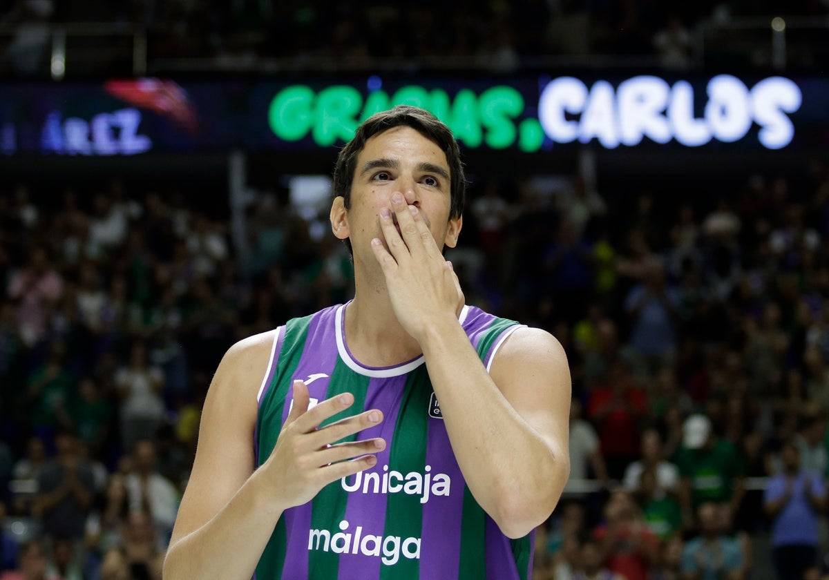 Carlos Suárez, emocionado durante su homenaje.