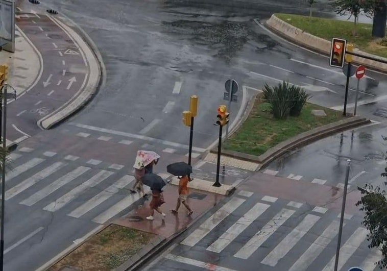 En la capital llueve en varios puntos desde primera hora d ela tarde.