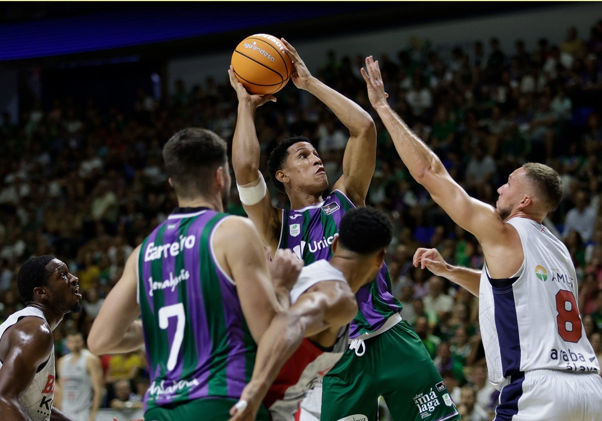 Tyson Pérez lanza a canasta rodeado de jugadores del Baskonia.