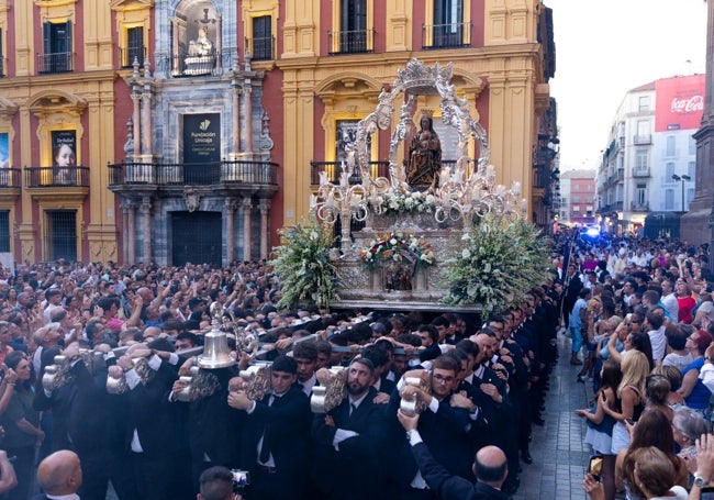 La Virgen de la Victoria a su paso por la plaza del Obispo.