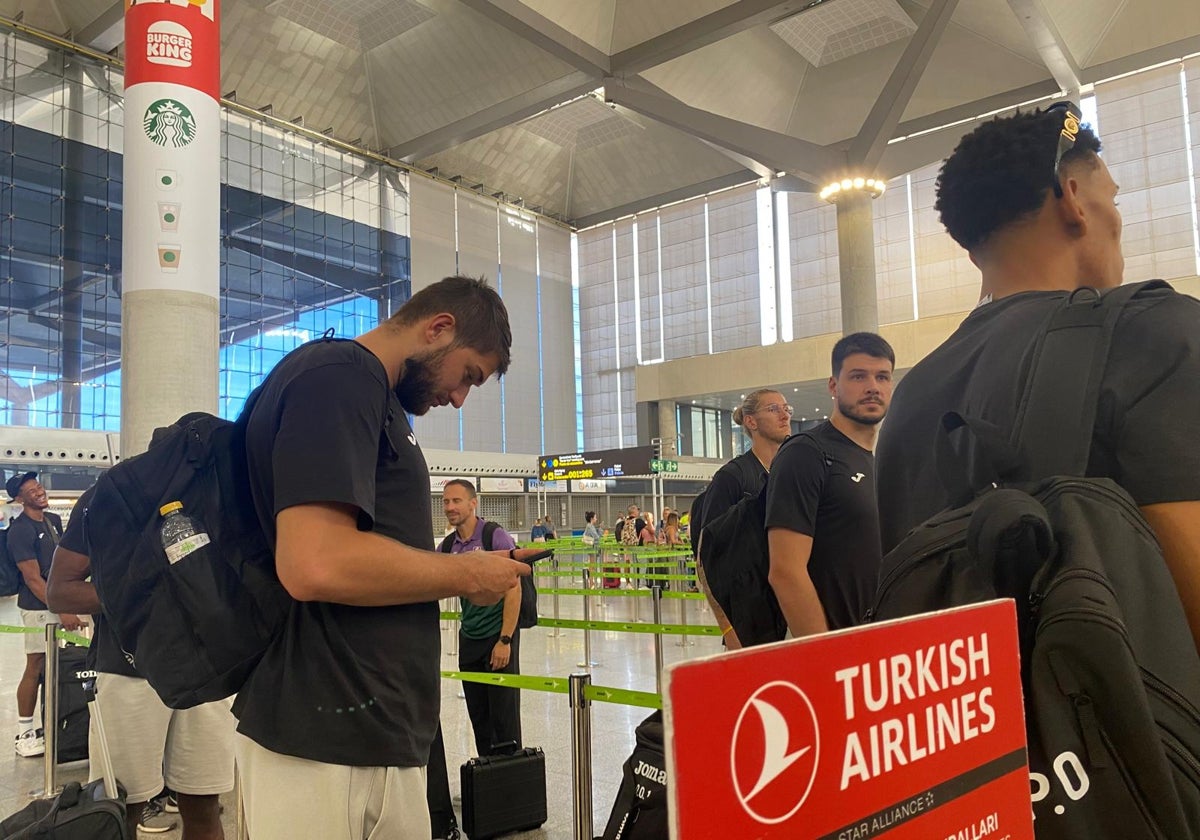 Tillie, Osetkowski y Barreiro, este domingo en la cola de facturación en el Aeropuerto de Málaga.