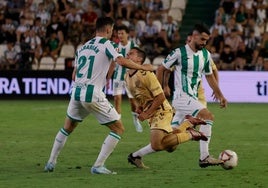 Sangalli cae en presencia de dos jugadores del Córdoba, Albarrán y Lapeña.