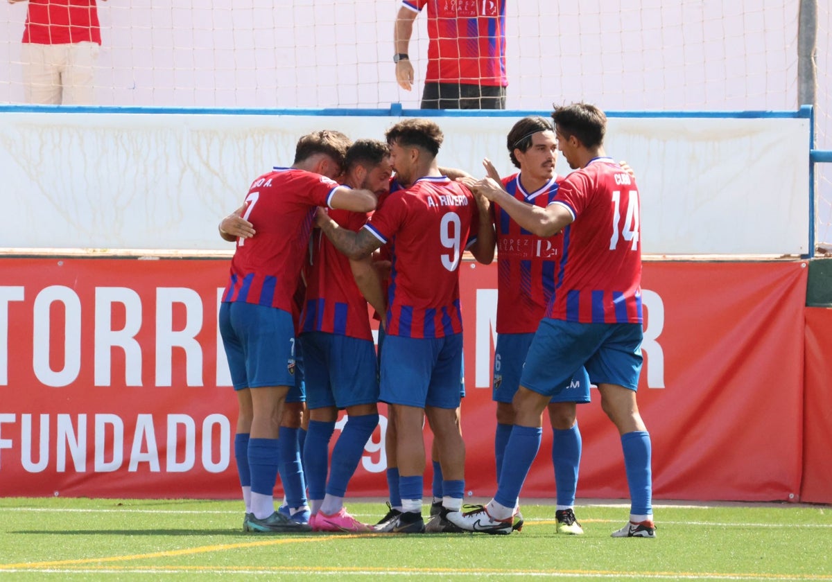 Los jugadores del Torre del Mar celebran un gol.