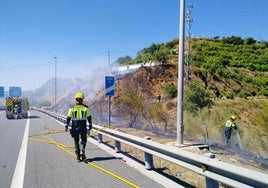 Bomberos de Fuengirola actuando en la zona.