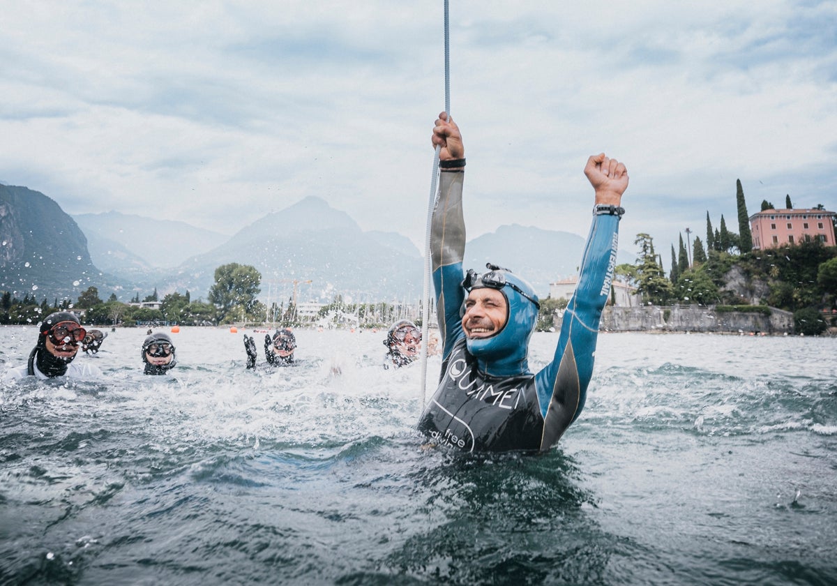 Davide Carrera, tras completar la inmersión de 103 metros en el Lago de Garda.