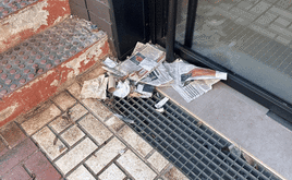 Basura acumulada en la entrada de los portales.