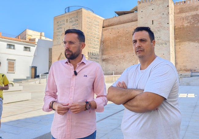 El portavoz socialista veleño, Víctor González, en la plaza de la Constitución.