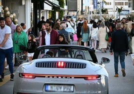 Un coche de lujo circula por Puerto Banús (Marbella).