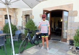 Ron junto a su bicicleta, durante su viaje desde Holanda a Mijas.