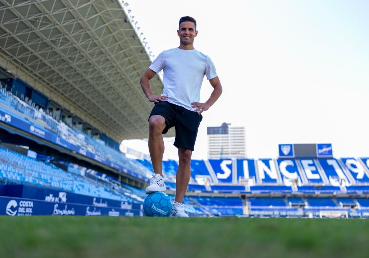 Luismi Sánchez posa para SUR en el césped de La Rosaleda.