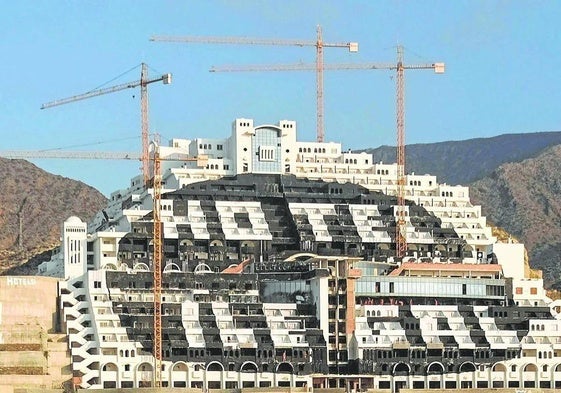 Absuelven a los 28 activistas de Greenpeace acusados de daños en el hotel del Algarrobico