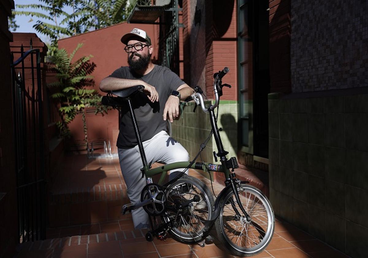 Mateo García posa con su bicicleta Brompton, en la puerta de Narita Estudio.